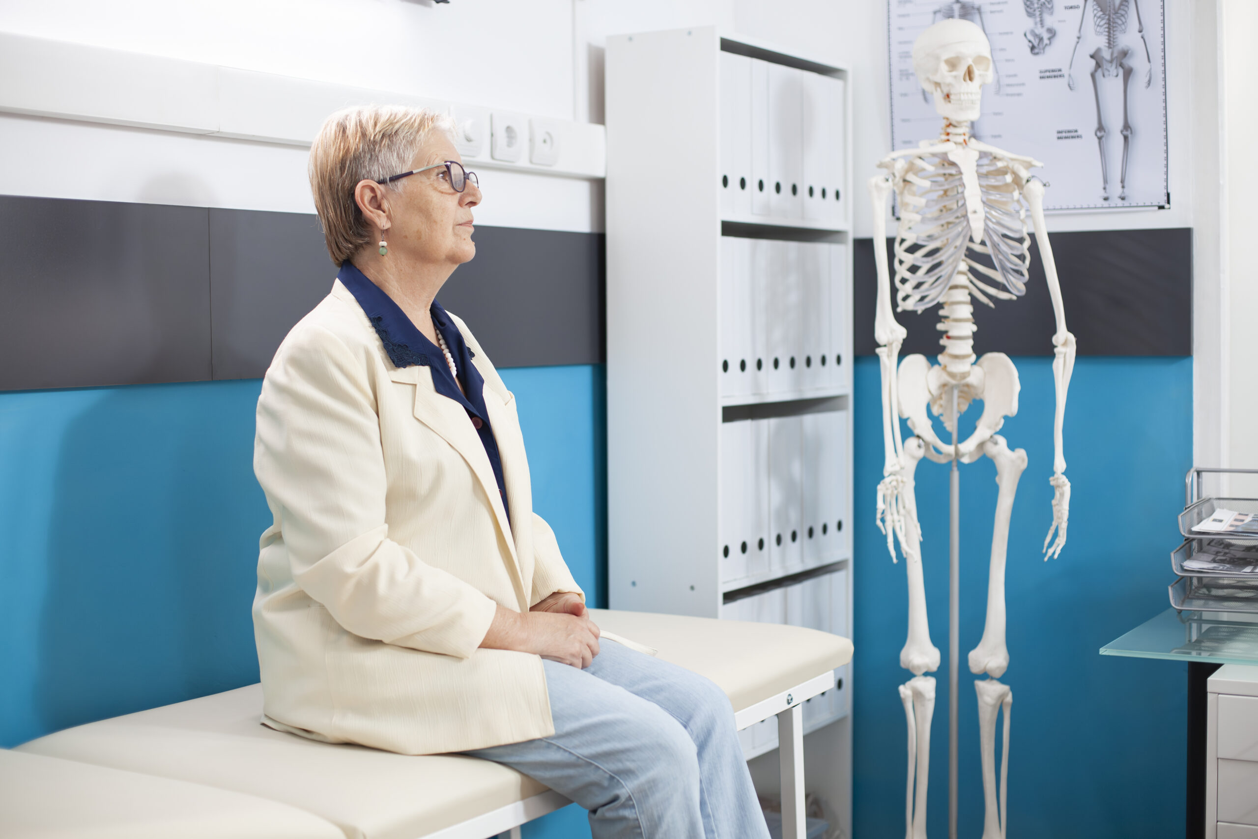 Senhora indo fazer exame médico ortopédico para diagnóstico de osteoporose